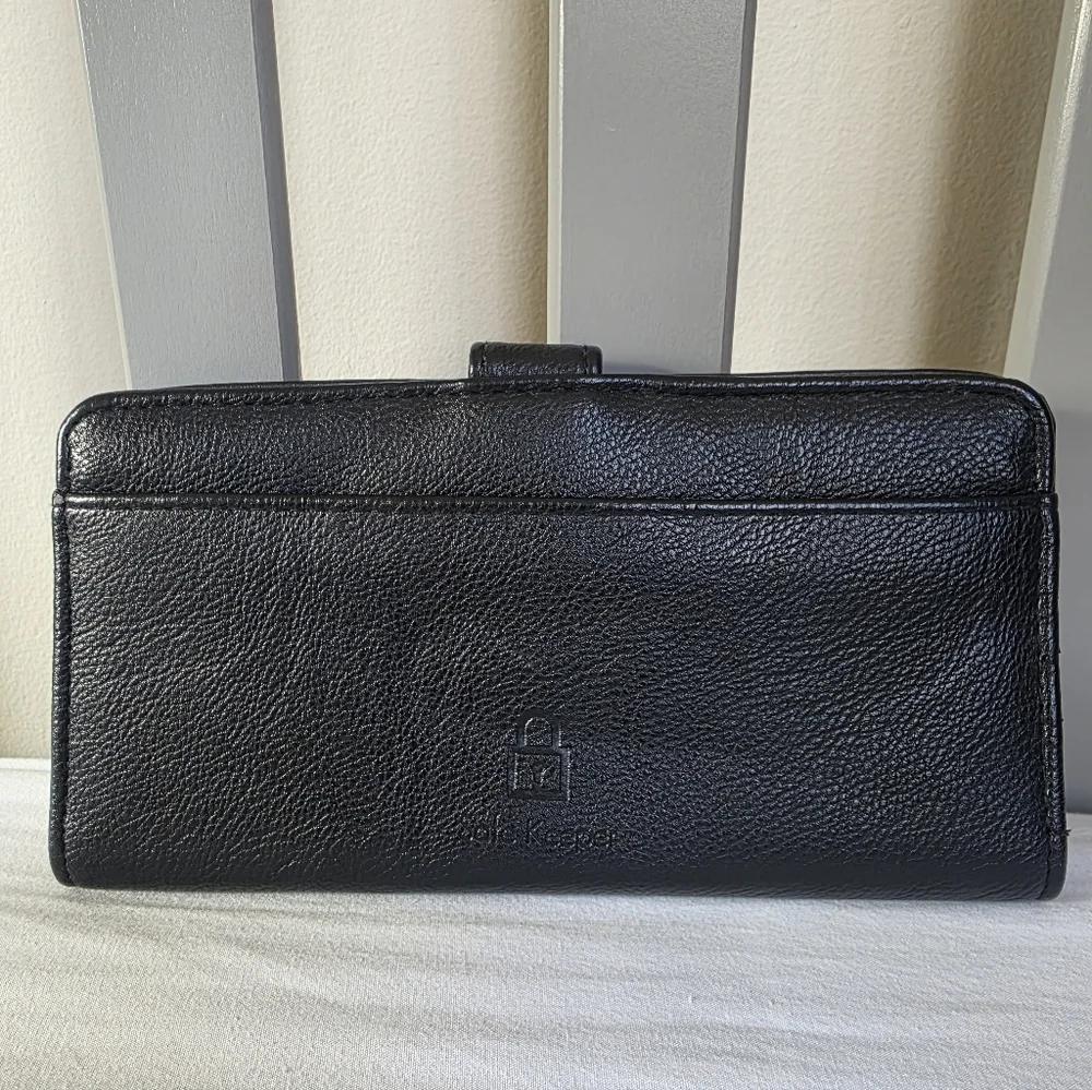 The Unbranded Brand sleek black
