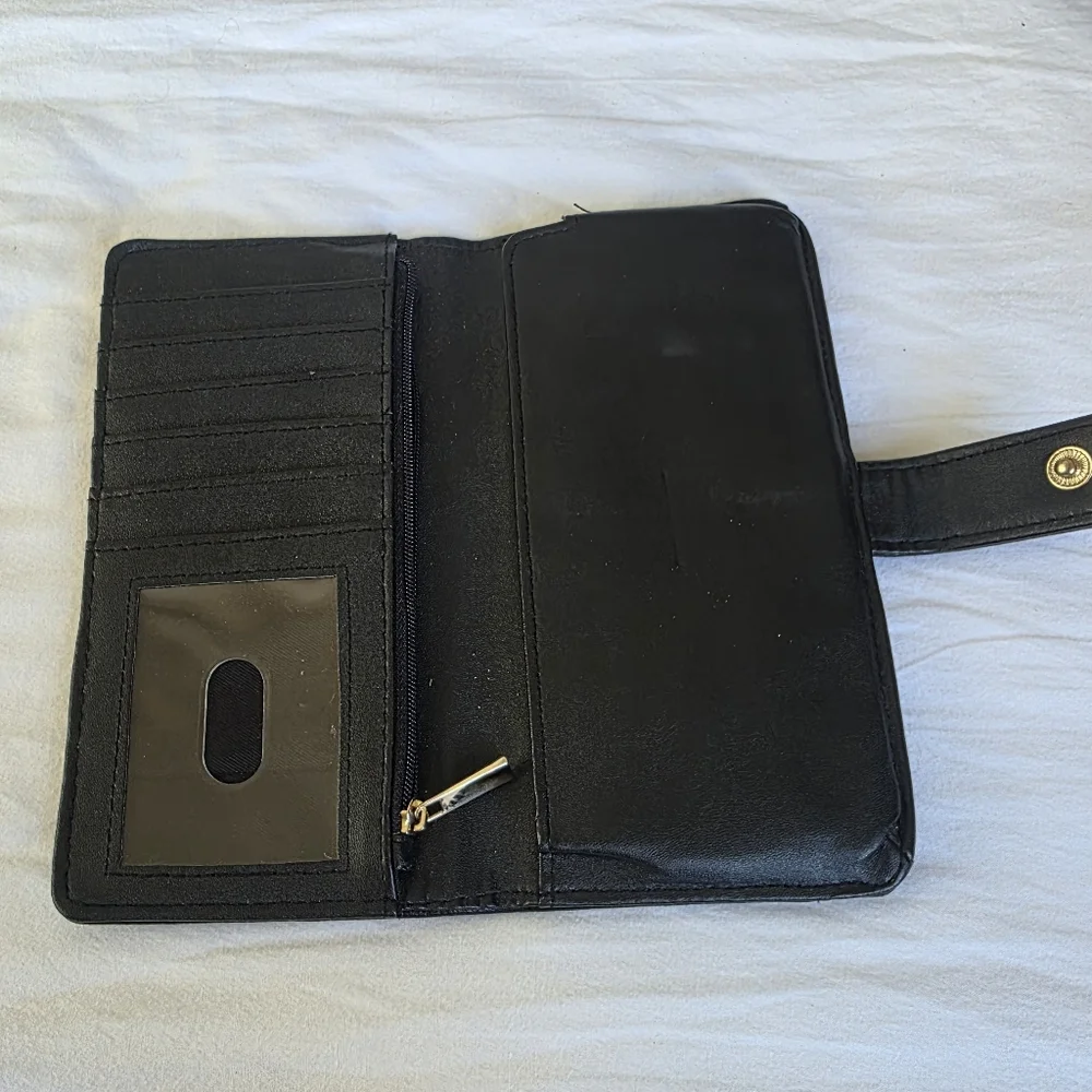 The Unbranded Brand sleek black