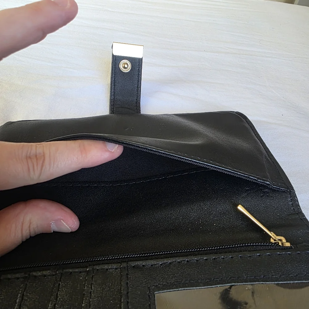 The Unbranded Brand sleek black