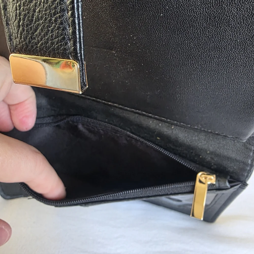 The Unbranded Brand sleek black