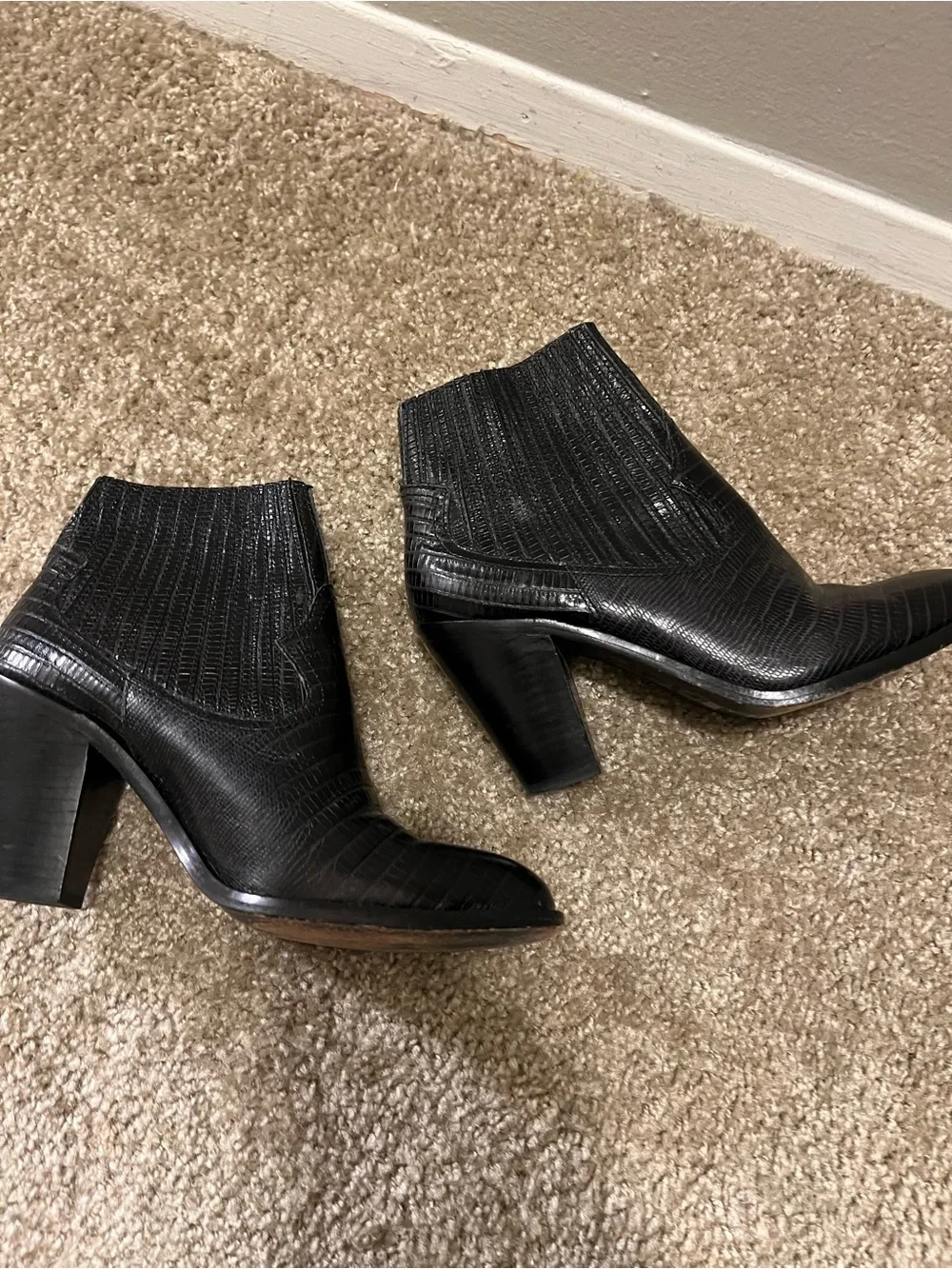 ASH IIona Pull on Heeled leather embossed ankle bootie 39