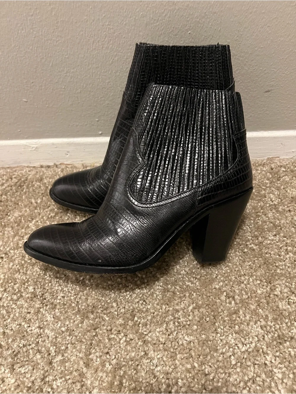 ASH IIona Pull on Heeled leather embossed ankle bootie 39