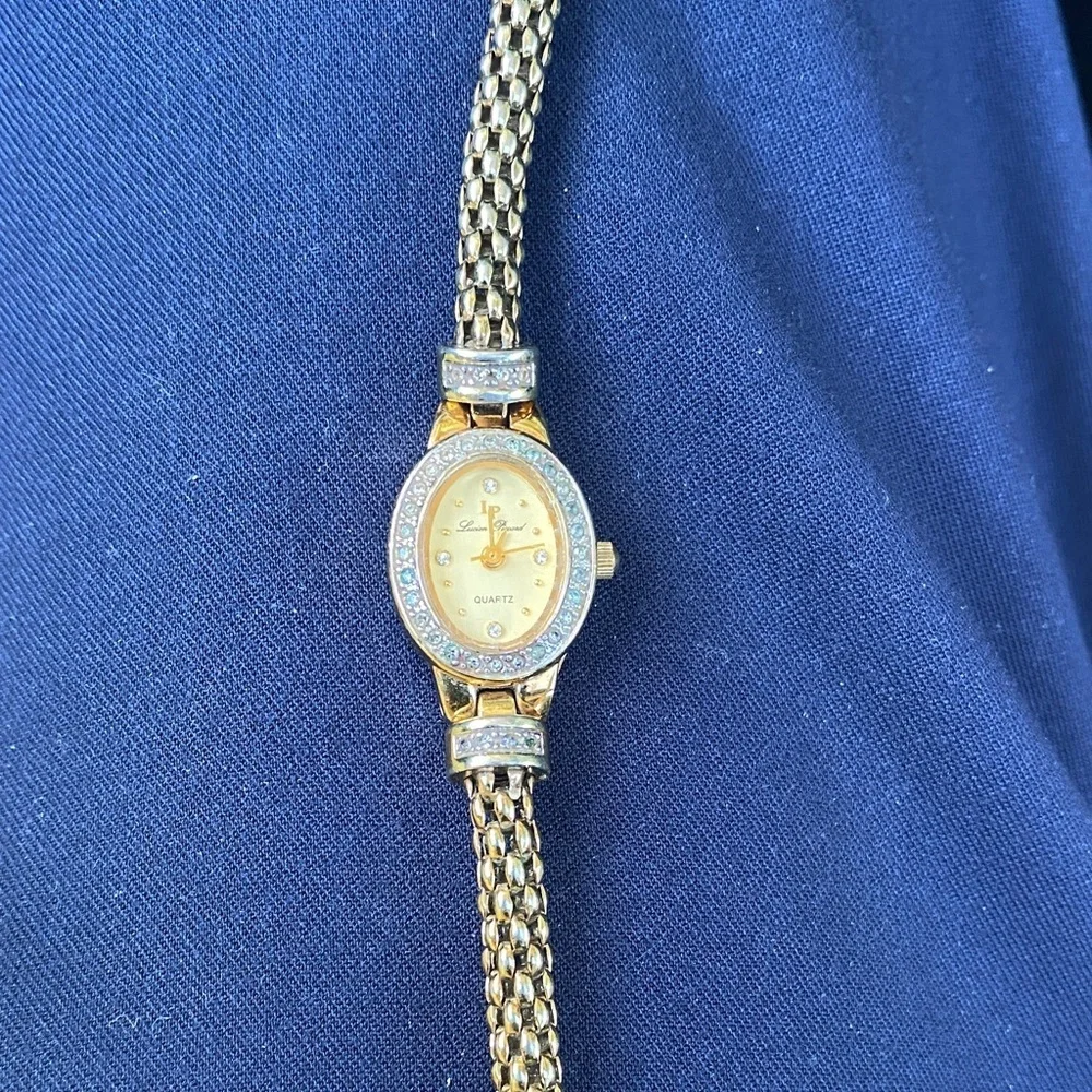 Luxurious Gold Women's Quartz Watch