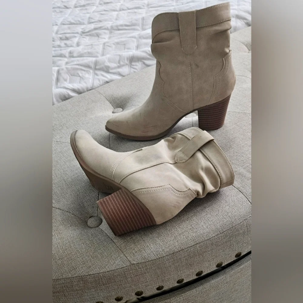 🌟Like New- Western Faux Suede Beige Ankle Boots🌟