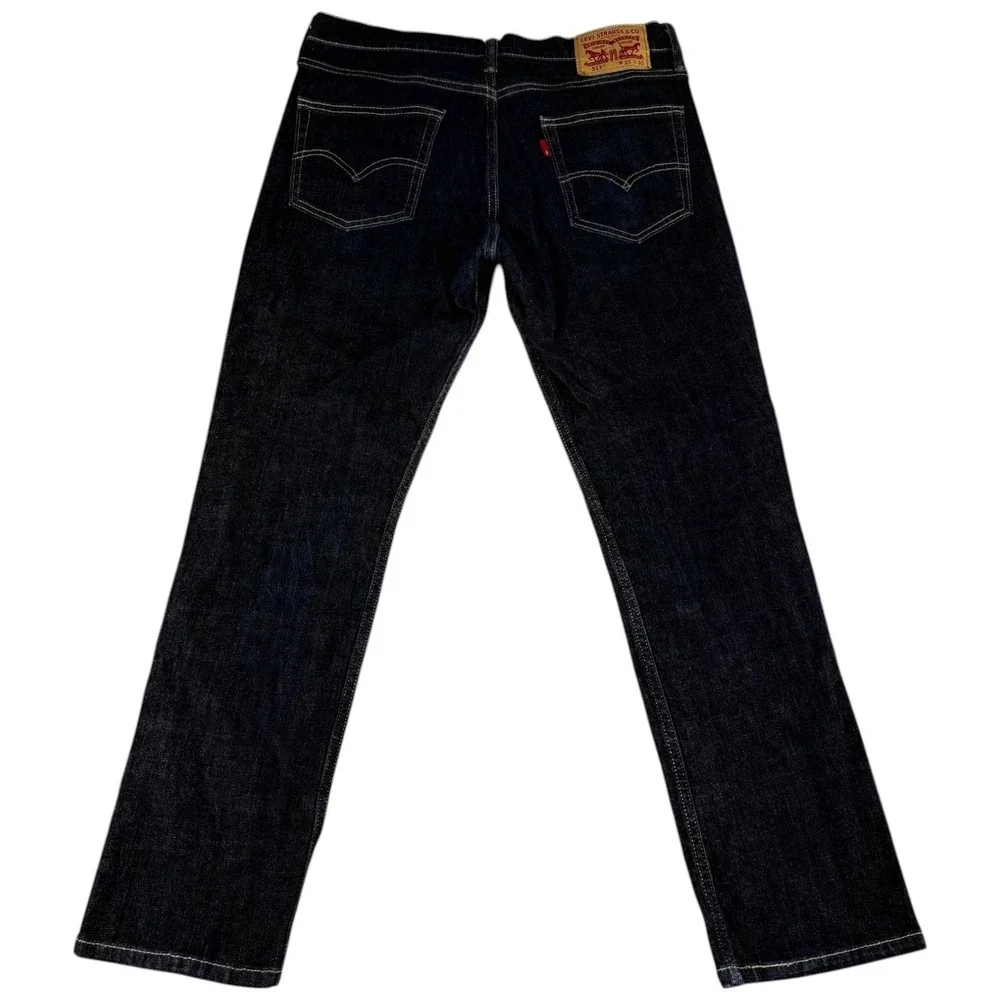 Levis them features classic