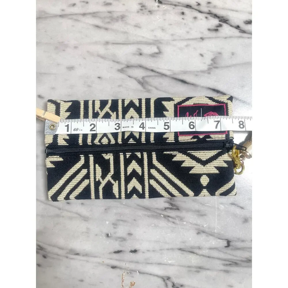 Makeup Junkie pouch never pull