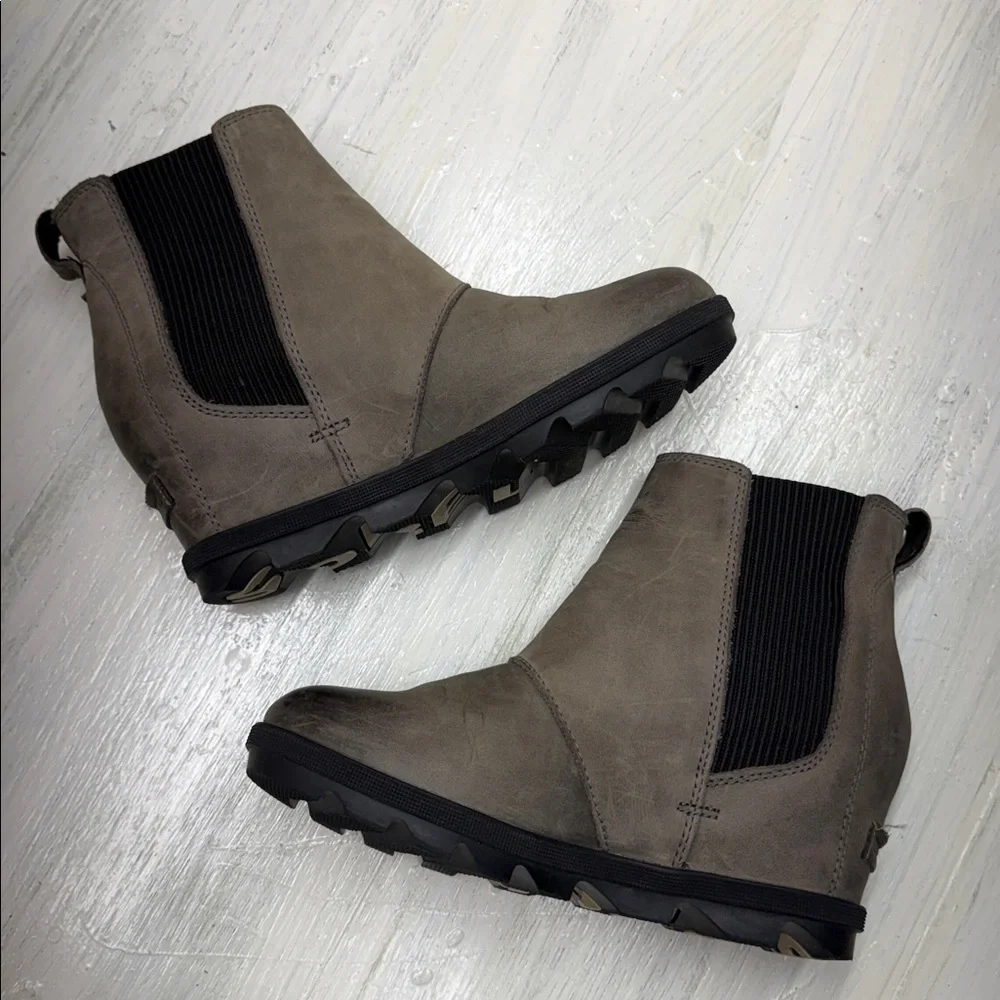Sorel Joan of Arctic Wedge II Chelsea Taupe Ankle Boots with Black Sole Sz 7.5