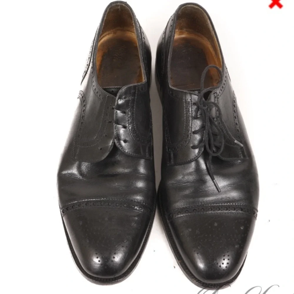 GUCCI VINTAGE BLACK LEATHER MEDALLION TOE CAPTOE SHOES 42