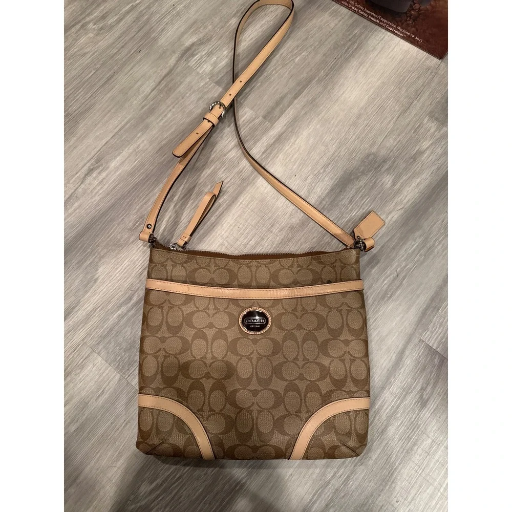 Coach signature peyton