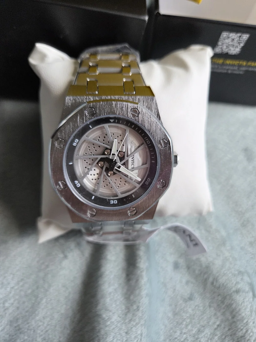 Invicta modern box details