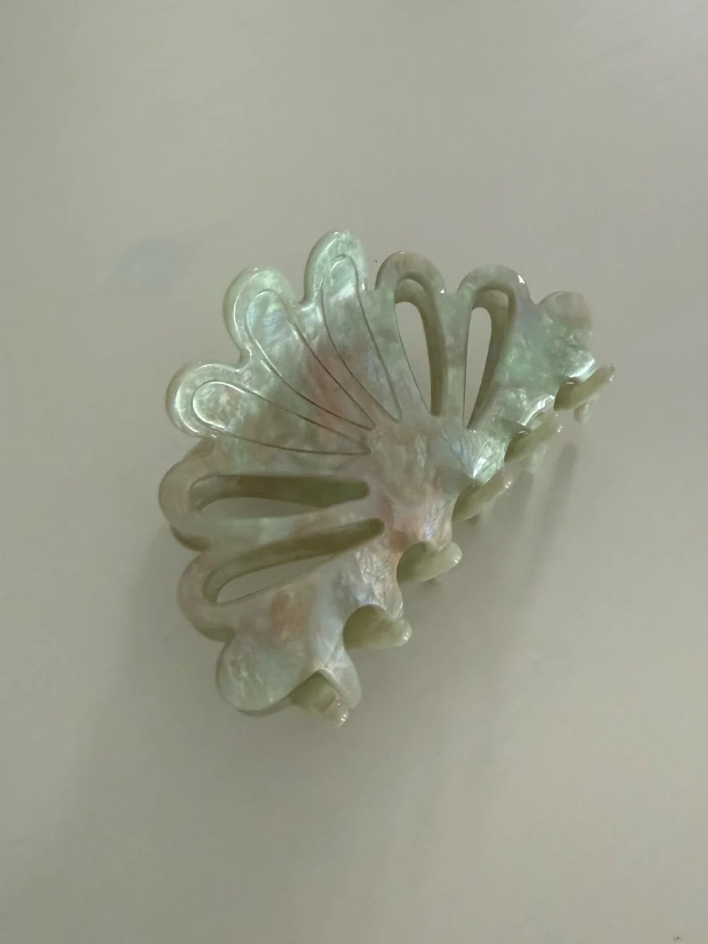 Iridescent Shell-Effect Hair Claw Clip - Pale Green