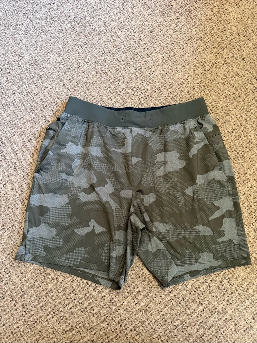 lululemon athletica THE SHORT Men's Green Camo Athletic Shorts 7 inch inseam