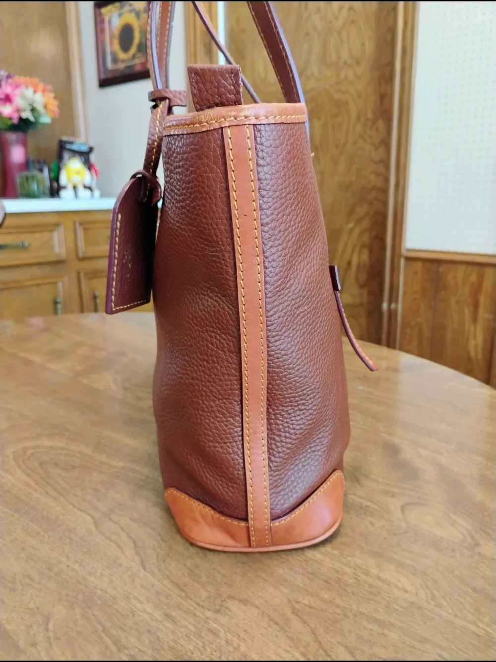 Dooney & Bourke excellent edges
