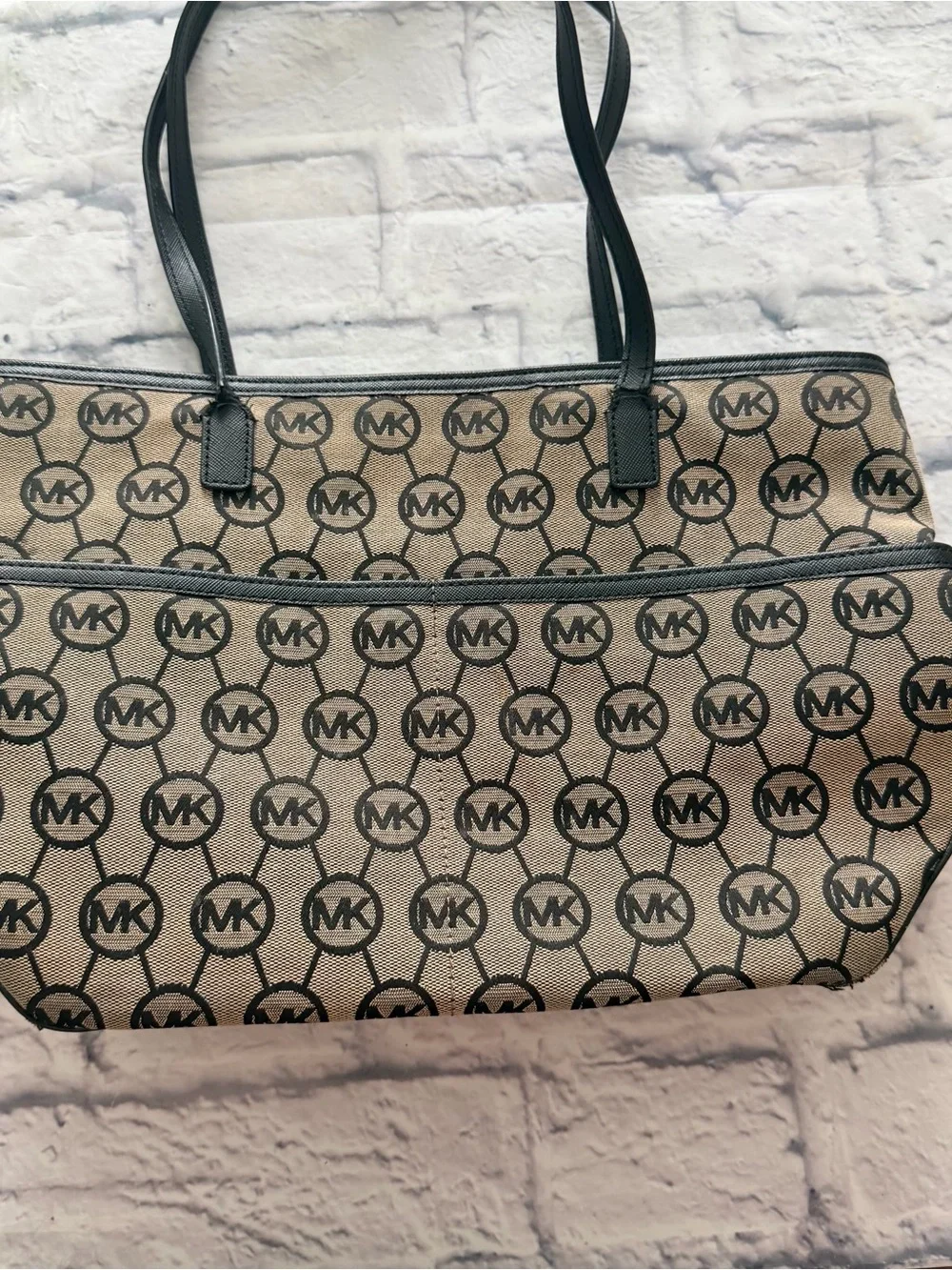 Michael Kors spots drop pocket