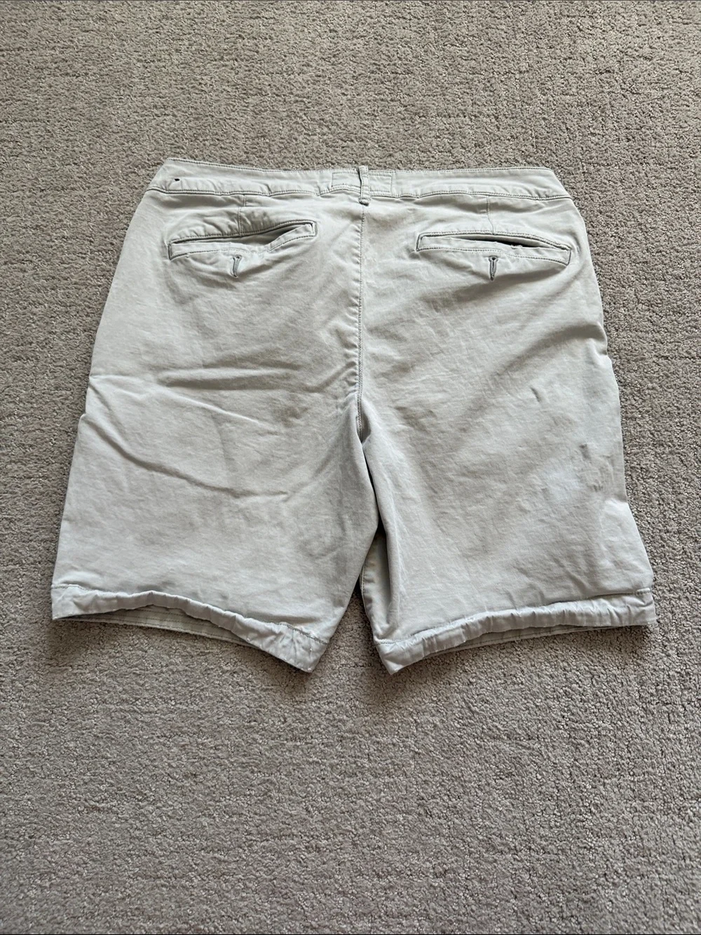 Abercrombie & Fitch Light Gray Flat-Front Men's Shorts - 32