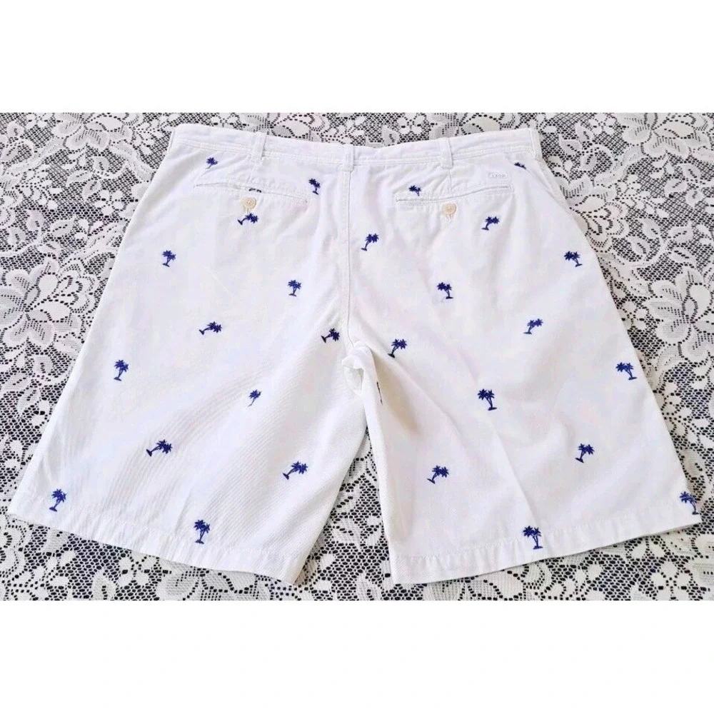 Izod pockets available closure