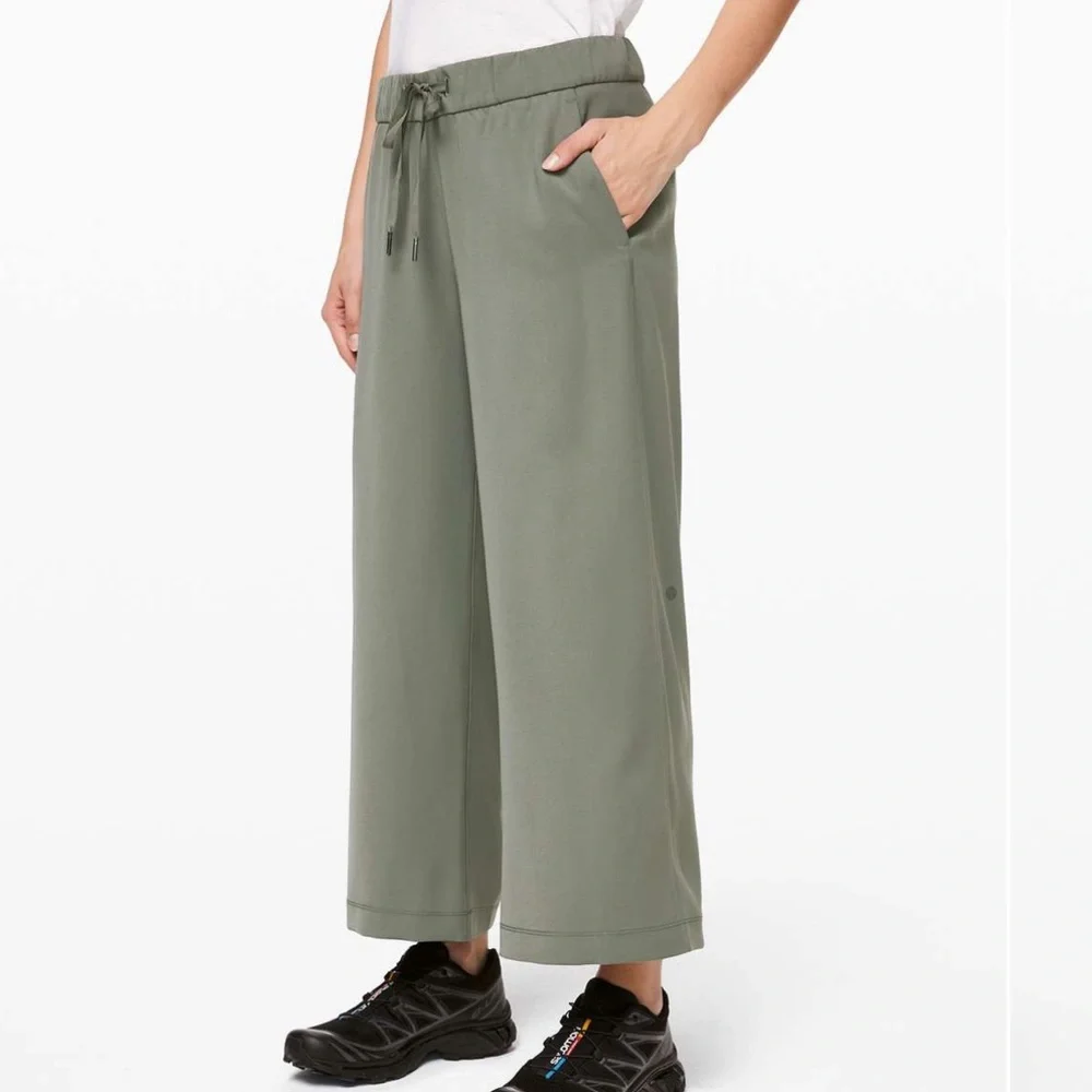 Lululemon On the Fly Wide-Leg 7/8 Pant *Woven - Grey Sage