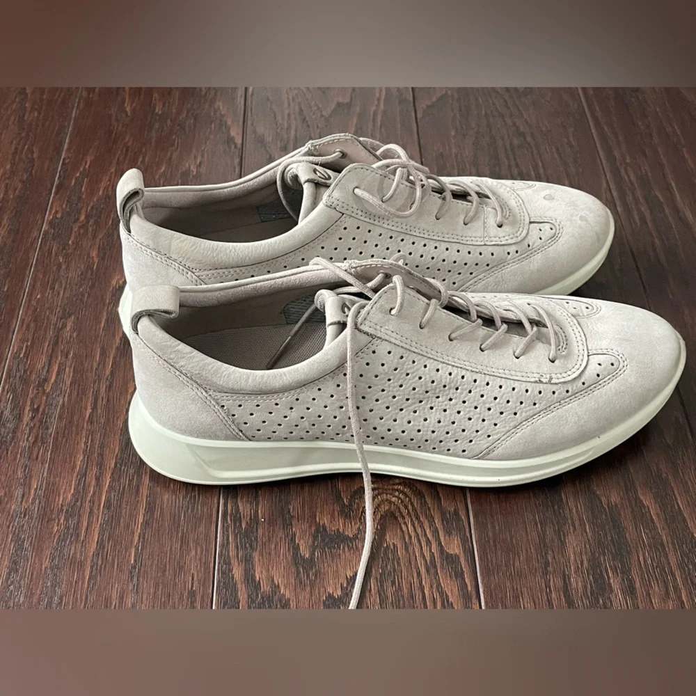 Ecco 41 runner sneaker
