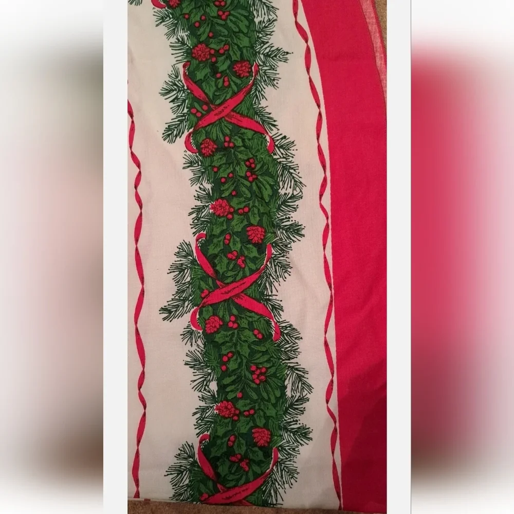 Beautiful Vintage Christmas Tablecloth Red Ribbon/Garland 59x82” oval