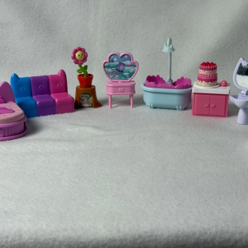 Gabby's Dollhouse Furniture Accessory Lot Bed Couch Tub Vanity Bathroom Cake