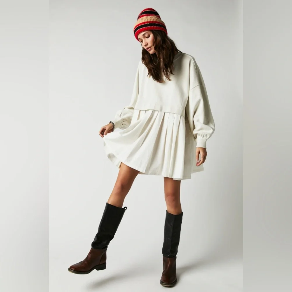 NWOT Eleanor sweatshirt by Free People in size Medium