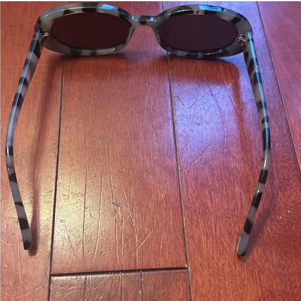Le Specs reposhing this