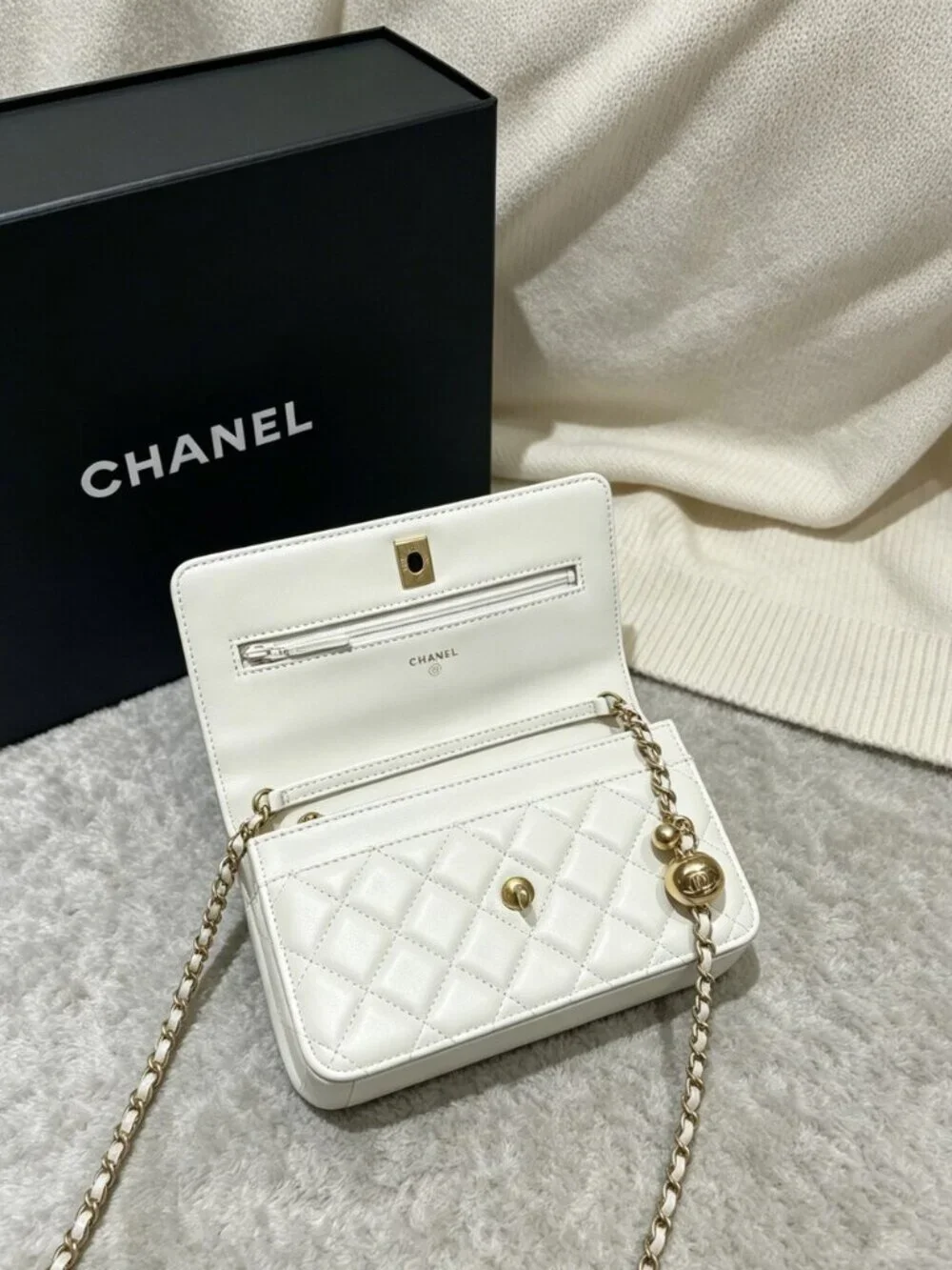 CHANEL. 19 cm