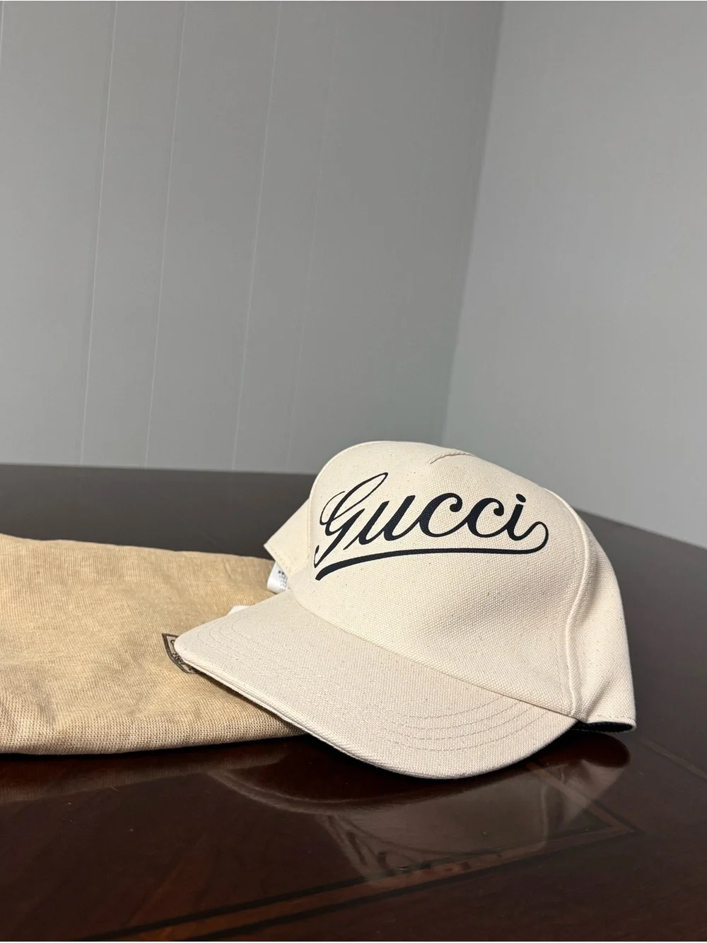 Gucci logo black