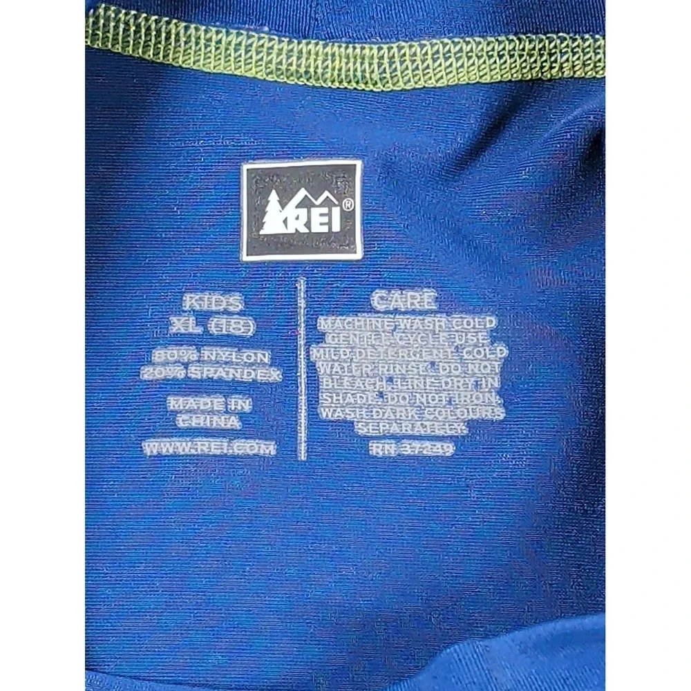REI Kids Rash Guard XL 18 Blu Black Shark Graphic Short Sleeve Swim Shirt 793907