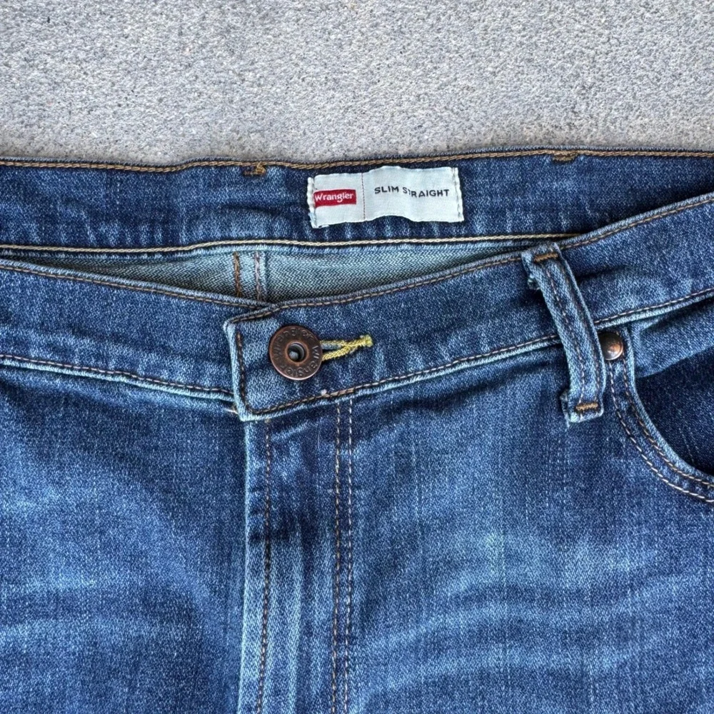 Wrangler slim straight