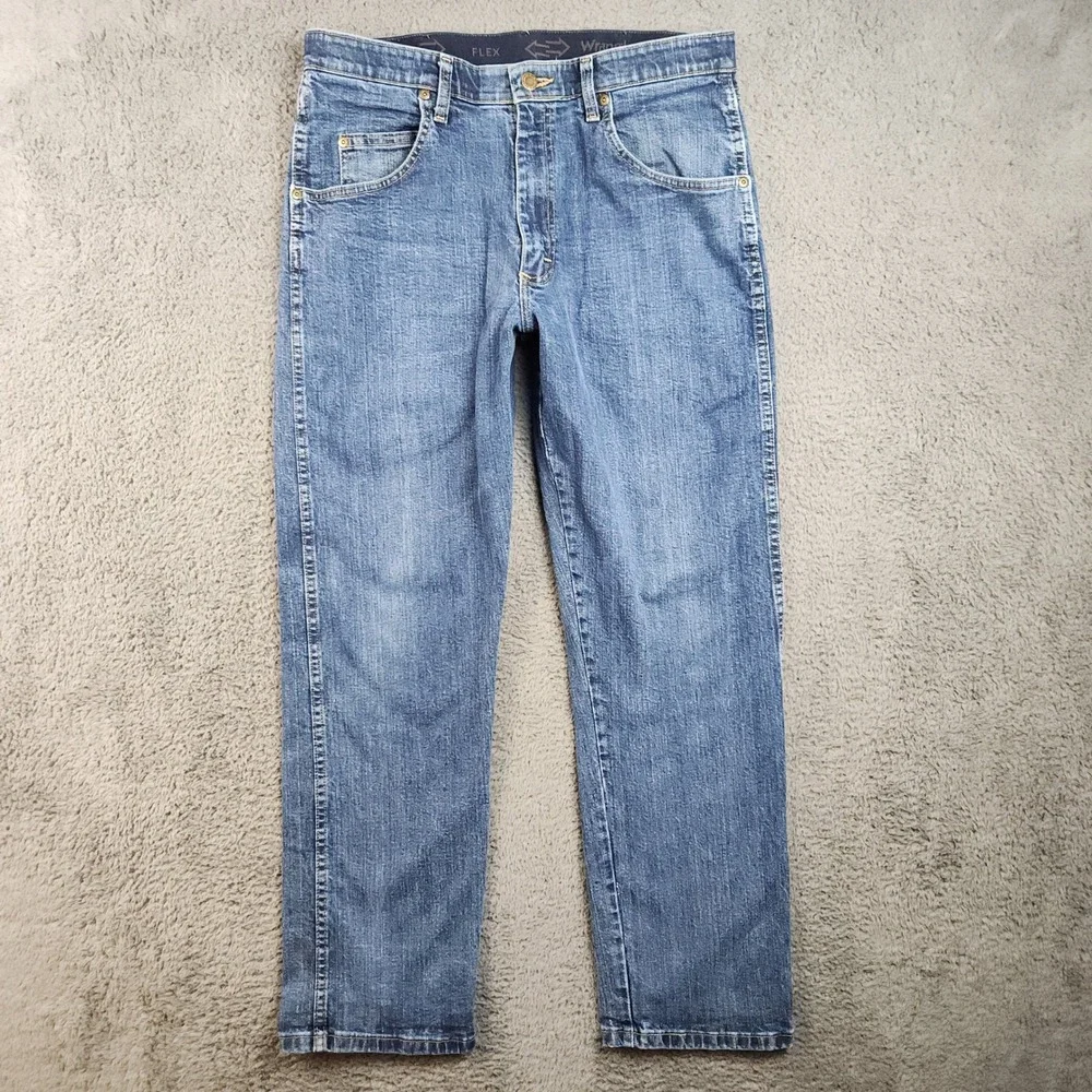 Wrangler Men’s Straight Jeans in Light Blue Wash