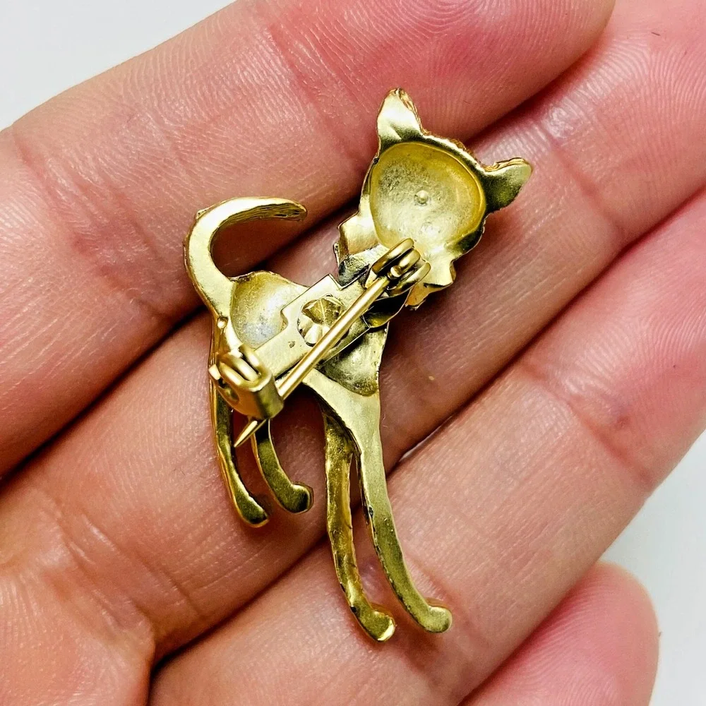 Vintage Cat Brooch Pin Brushed Gold Tone Metal Green Bow Red Eyes Attitude Kitty