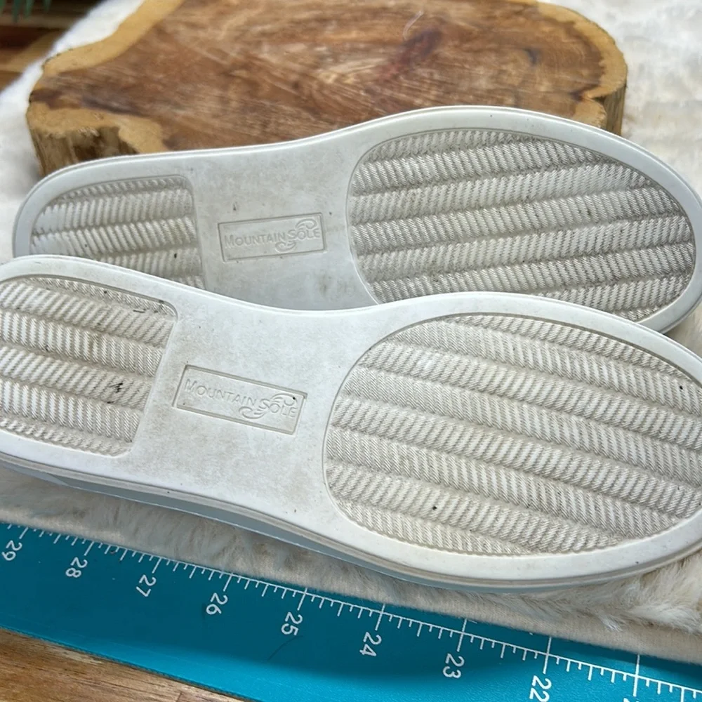 Mountain Sole black‎ slip on tennis shoes women’s 7