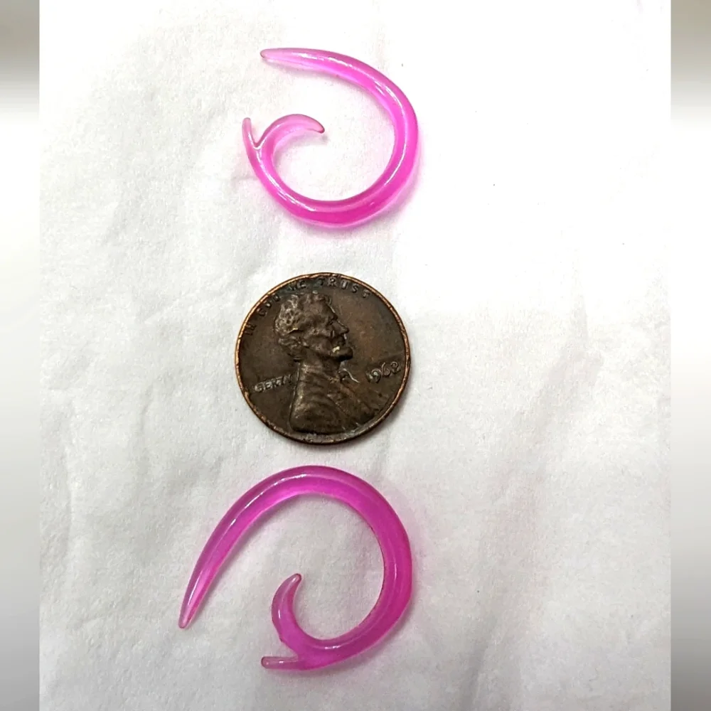 8g 1 pair of very unique Pink plastic 8g gauged spirals