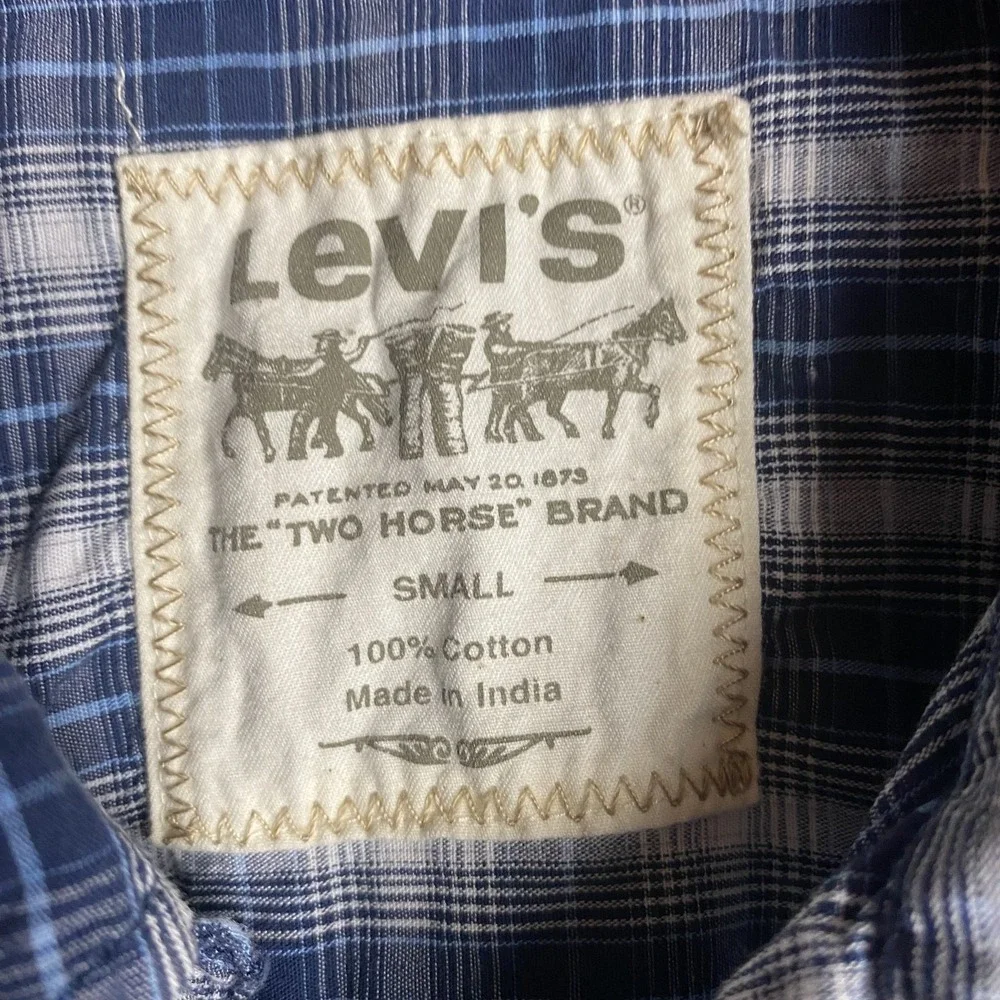 Levis adds features sleeve