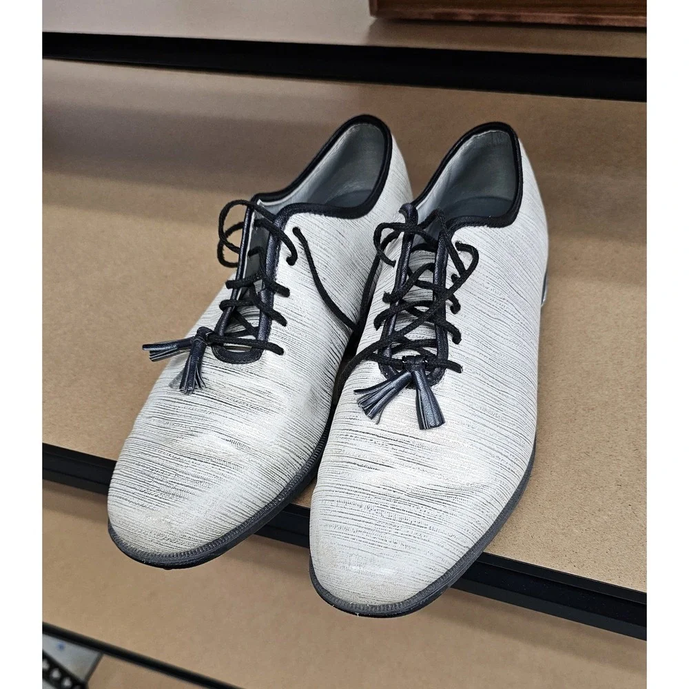 FootJoy Women's size 7 Tailored‎ Collection golf shoes white & silvery color