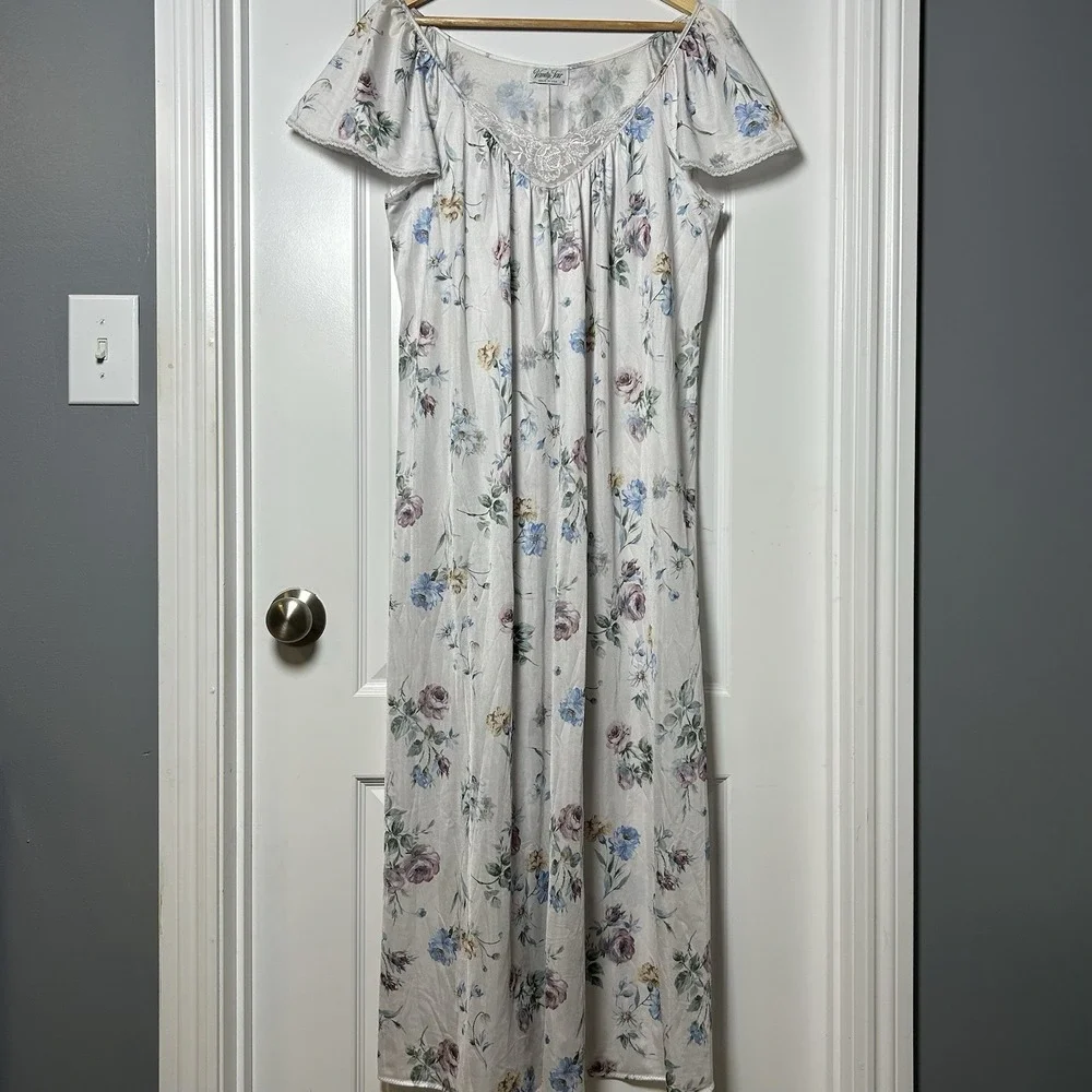 Vanity Fair‎ Vintage 80s Floral Lace Trim Nightgown Cottagecore Coquette Style