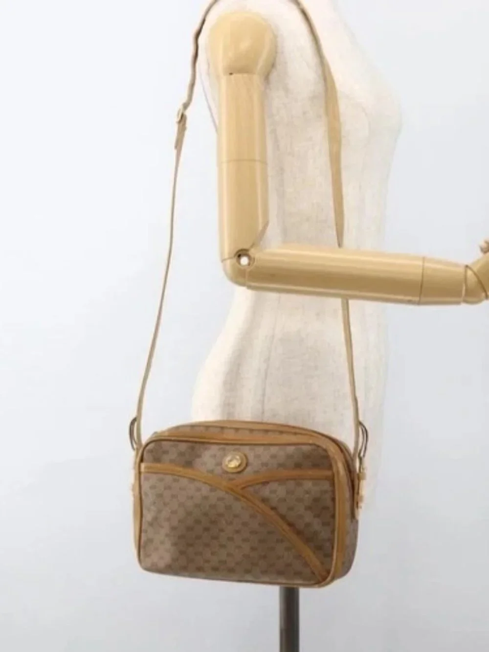 Gucci brand	gucci color	beige