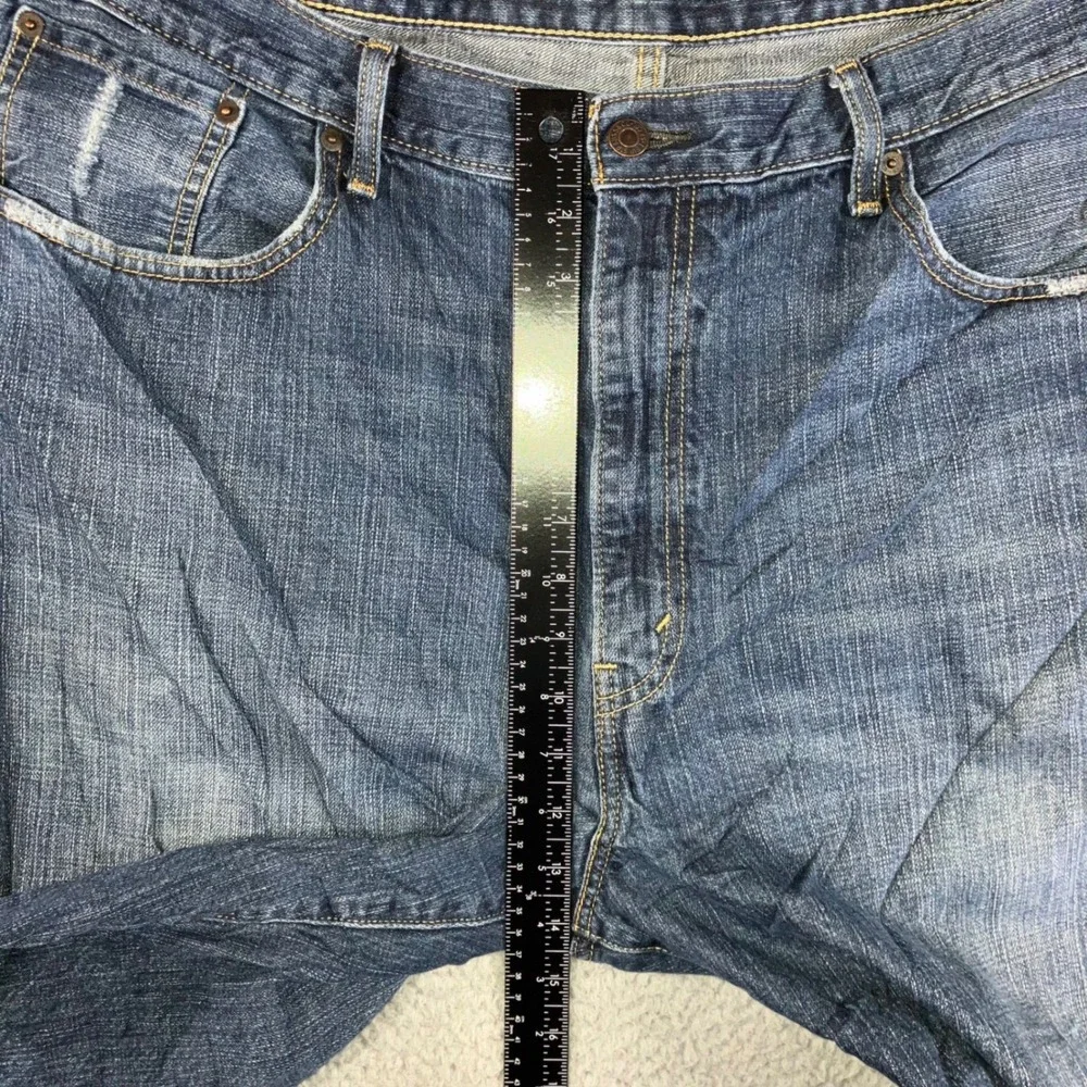 Levis preowned broken