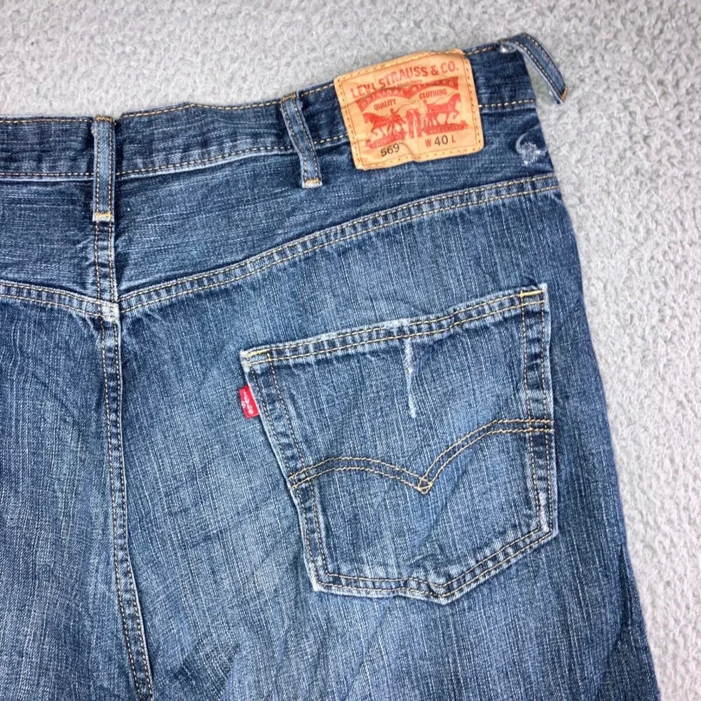 Levis preowned broken