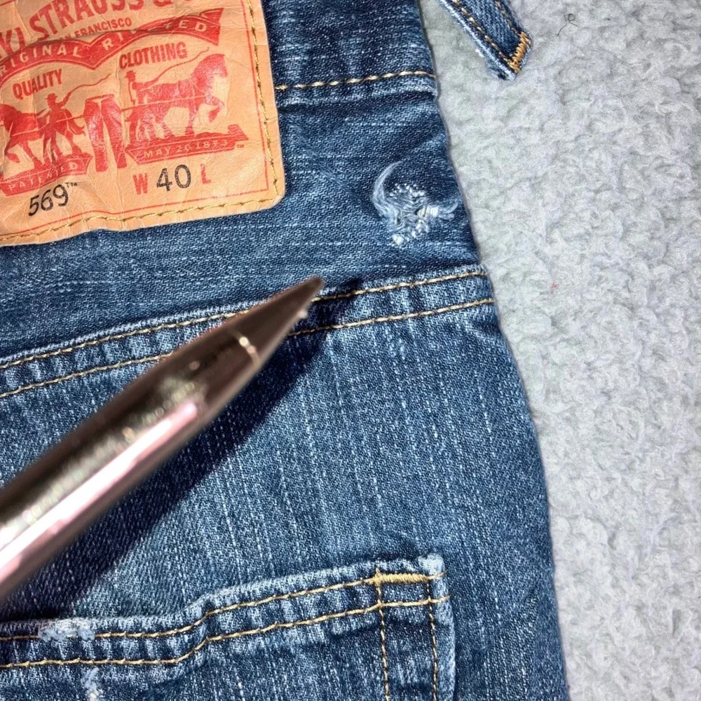 Levis preowned broken