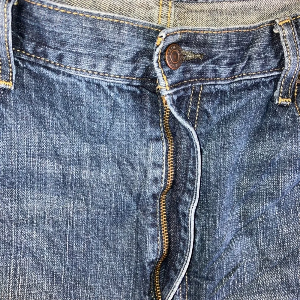 Levis preowned broken