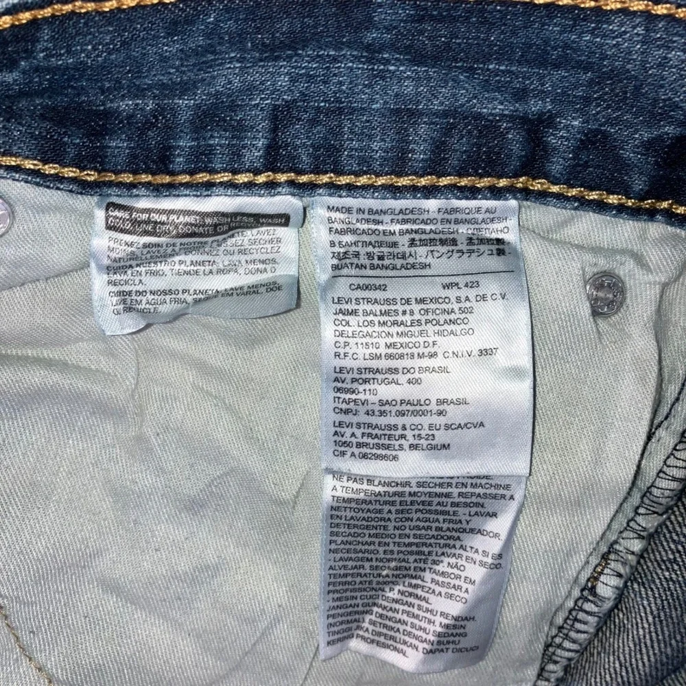 Levis preowned broken