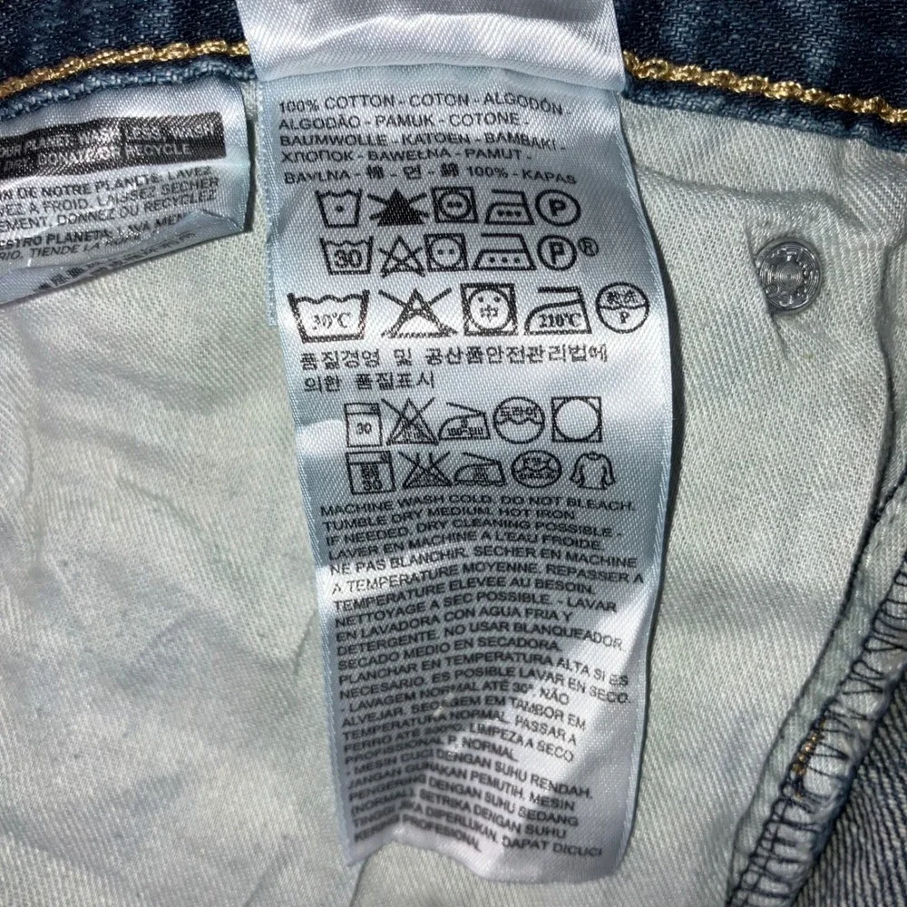 Levis preowned broken