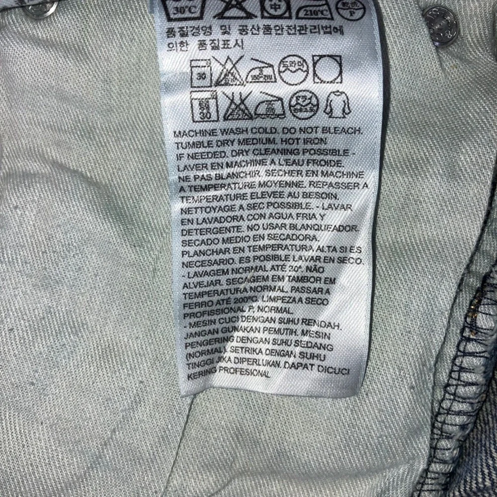 Levis preowned broken