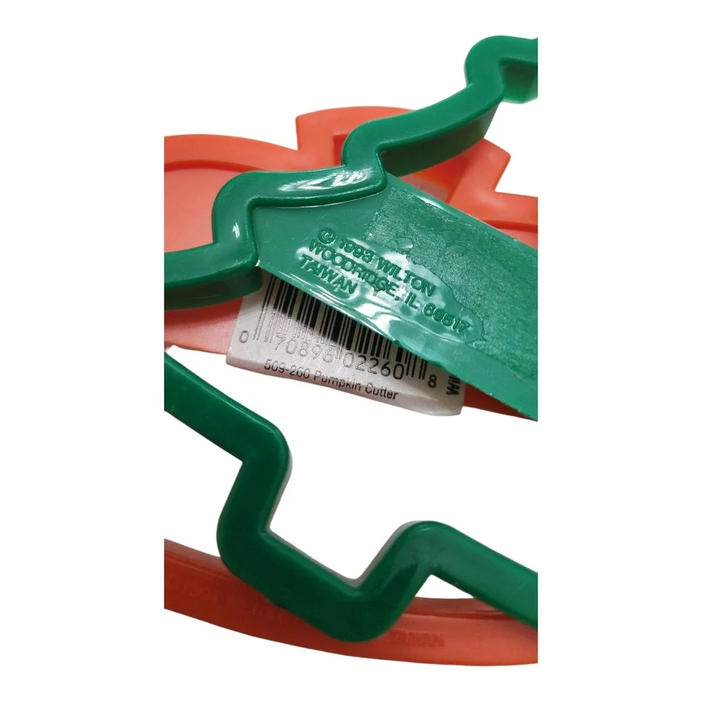 Wilton vintage plastic