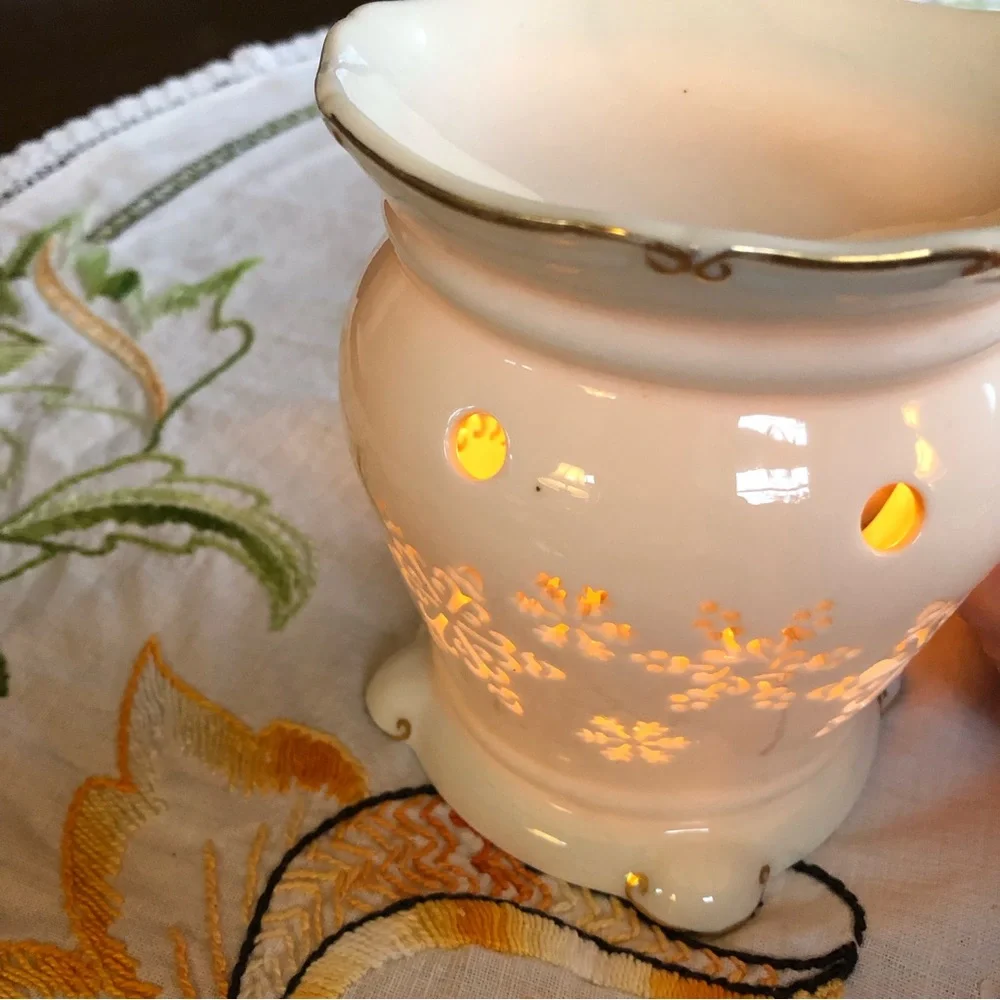 Yankee Candle Porcelain with 24 carat Gold Painted Trim Tart Warmer