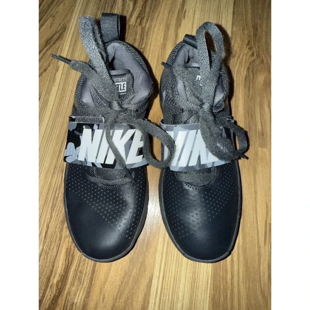 Nike‎ Team Hustle D8 Boys Sz 3.5Y Black Gray Camo Sneakers Basketball Shoes