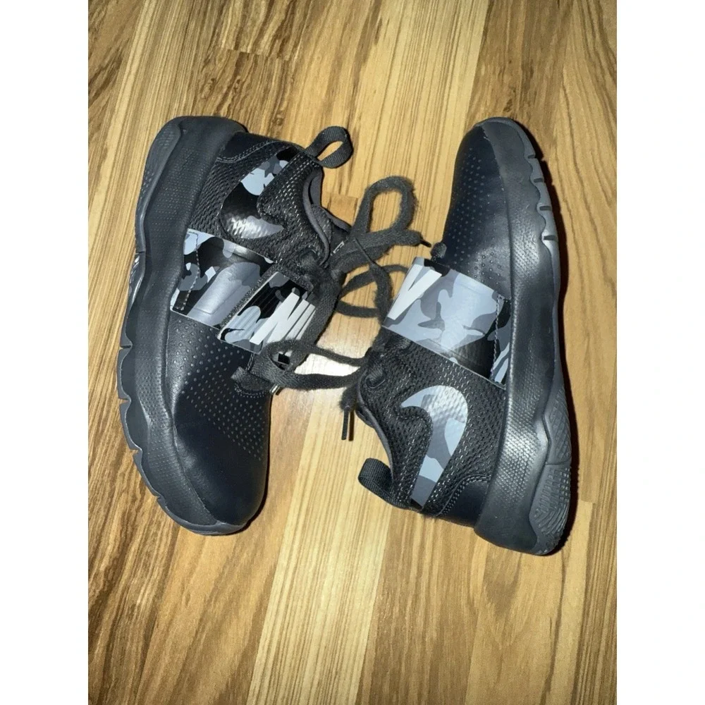 Nike‎ Team Hustle D8 Boys Sz 3.5Y Black Gray Camo Sneakers Basketball Shoes