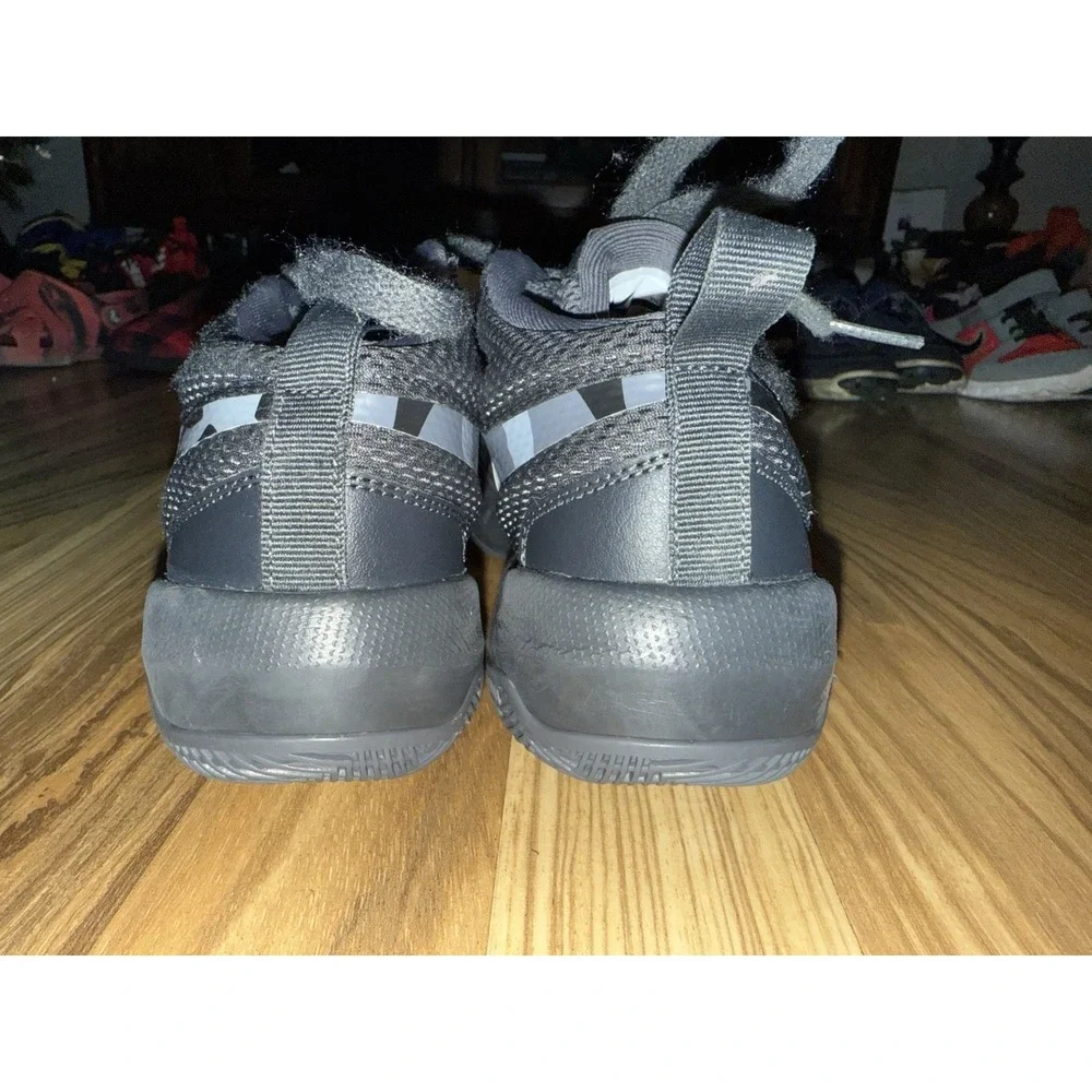 Nike‎ Team Hustle D8 Boys Sz 3.5Y Black Gray Camo Sneakers Basketball Shoes
